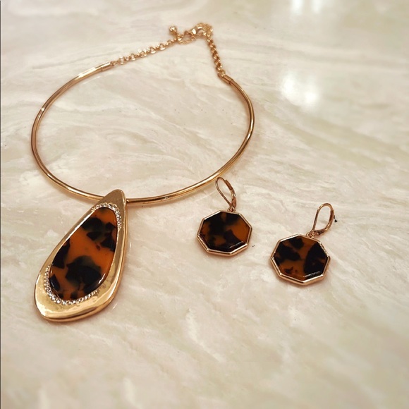 Gold Leopard Women's Choker Necklace and matching earrings set - Picture 4 of 5